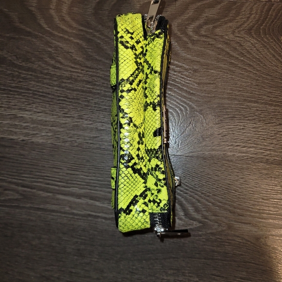 Guess hand purse, snake skin print - Picture 3 of 6